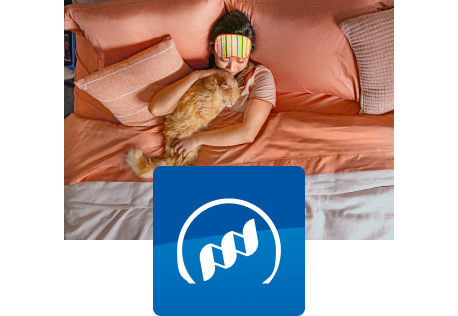 Kočka odpočívá s páníčkem v posteli